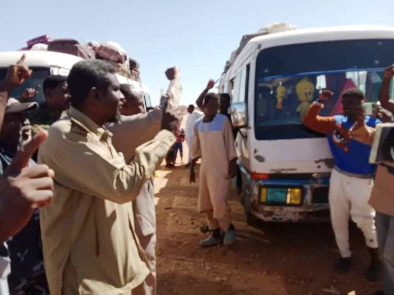 انسياب حركة المرور بين الخرطوم ونهر النيل عبر "التحدي" رصد :صوت السودان انسابت حركة المرور بالطريق القومي الرابط ولايتي الخرطوم ونهر النيل بشكل طبيعي حيث نشطت الحركة بهذا الطريق عقب إعلان السلطات بولاية نهر النيل عن فتح طريق التحدي الذي يربط الولايتين أمام حركة المرور. وكانت السلطات حظرت على المواطنين استخدام الطريق حفاظا على أرواحهم وعلى الأمن حيث كانت ميليشيا الدعم السريع المتمردة تسيطر على جزء كبير منه، بتحرير منطقة الجيلي وبحري وقرى شمال بحري أصبح الطريق آمنا.