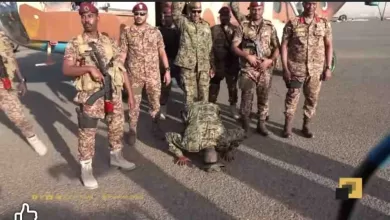 البرهان يسجد لله شكراً عند وصوله الي مطار الخرطوم