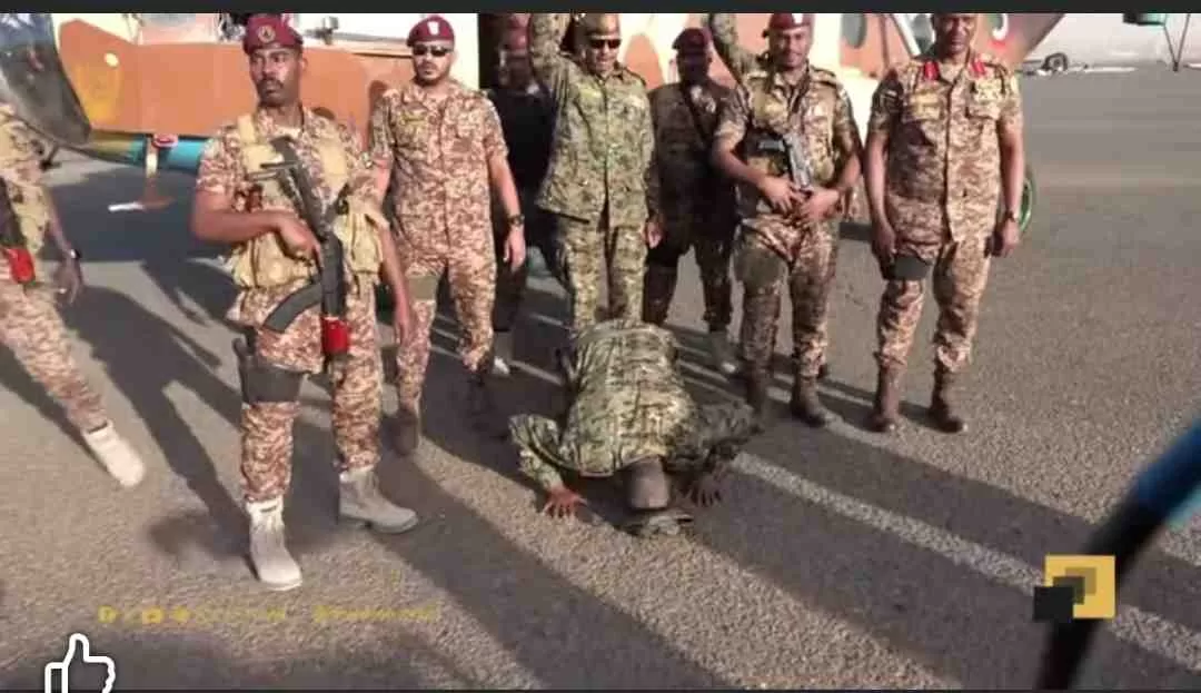 البرهان يسجد لله شكراً عند وصوله الي مطار الخرطوم